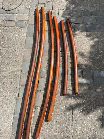 Houten trapleuningen beschikbaar voor biedingen