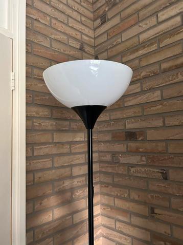 Vloerlamp beschikbaar voor biedingen
