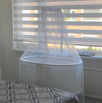 Elegante babywieg met schommel functie! beschikbaar voor biedingen