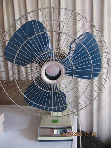vintage blauw met witte ventilator merk INDOLA beschikbaar voor biedingen