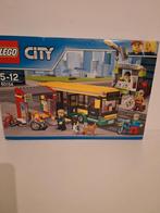 Lego city 60154 busstation compleet met boekjes en doos, Kinderen en Baby's, Speelgoed | Duplo en Lego, Ophalen of Verzenden, Zo goed als nieuw