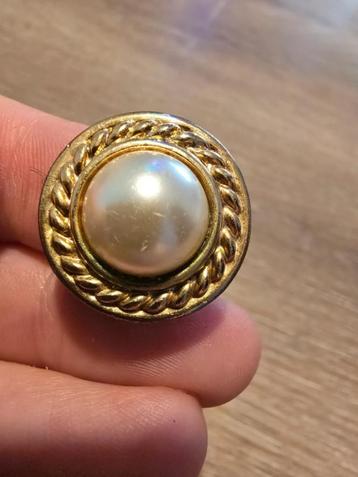 SALE Clip-on oorbellen parelmoerlook beschikbaar voor biedingen