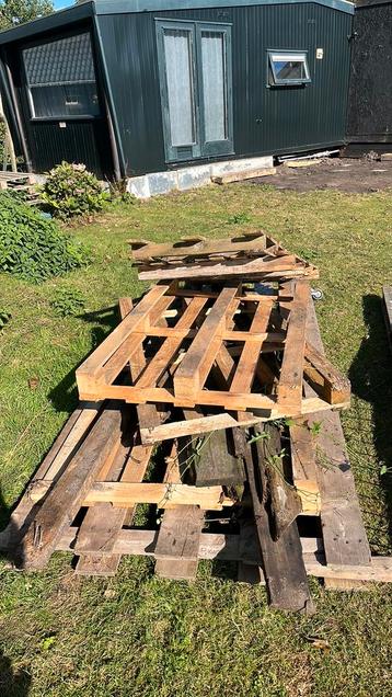Gratis planken en pallets brandhout beschikbaar voor biedingen
