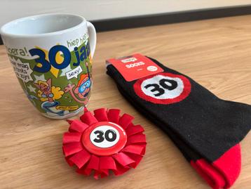 30 jaar feest artikelen – mok, button en sokken beschikbaar voor biedingen