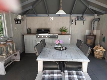 Tuintafel van steenschot met 2 houten bankjes beschikbaar voor biedingen