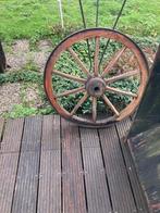 Oude karrewielen en kruiwagen en bankschroef en eg, Ophalen