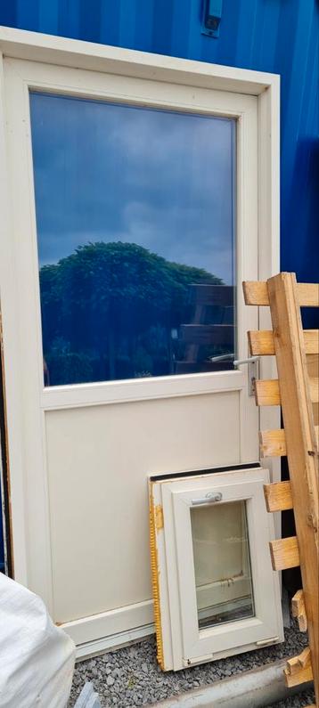 Kunststof raampje van finstral beschikbaar voor biedingen