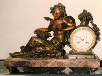 Bronzen Moreau Pendule met Marmeren Voet beschikbaar voor biedingen