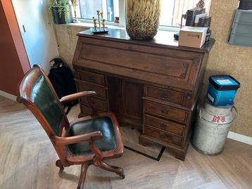 Antiek Bureau met Stoel beschikbaar voor biedingen