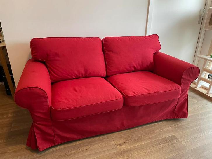 Zeer Nette Ektorp tweezits met rode hoes, zie omschrijving!, Huis en Inrichting, Banken | Bankstellen, Gebruikt, Rechte bank, Tweepersoons