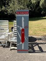 Reclamebord voor Victorinox Zakmessen - Zwitserland, Ophalen of Verzenden, Gebruikt, Reclamebord