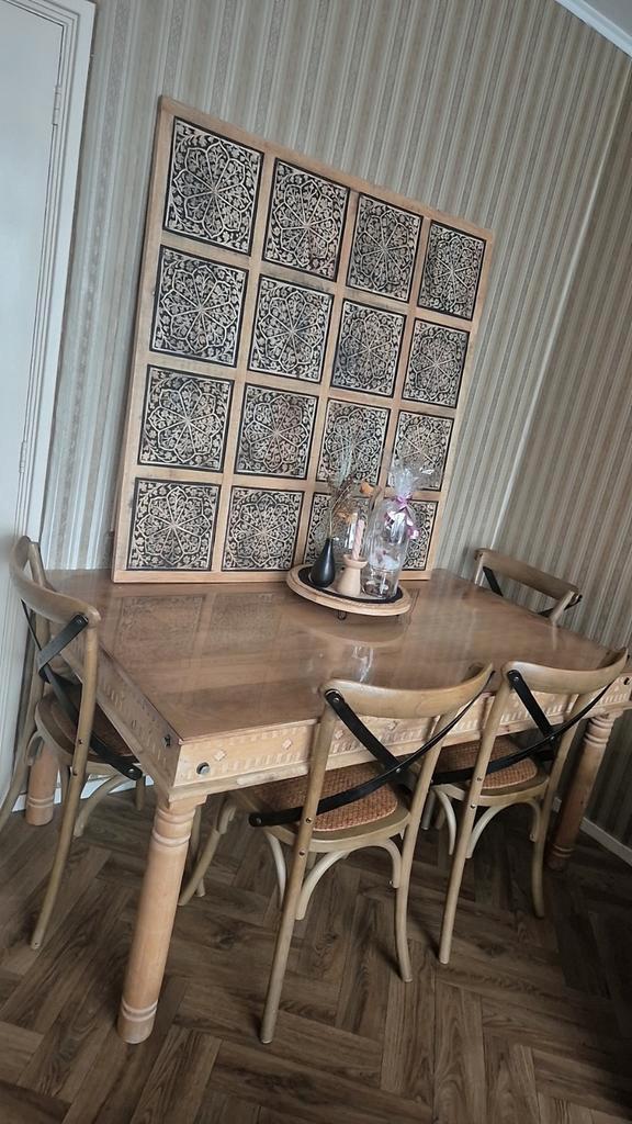 Massief houten eettafel 160 cm + 6 stoelen – boho / landelij, Huis en Inrichting, Complete eetkamers, Zo goed als nieuw, 4 tot 6 stoelen