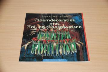 Bloemdecoraties met bol- en knolgewassen.   beschikbaar voor biedingen