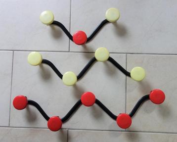 50 60 jaren 3 maten wand kapstokken in kunststof geel rood  beschikbaar voor biedingen