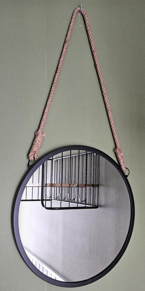 Ronde spiegel met metalen rand hangend aan touw – ø43cm, Huis en Inrichting, Woonaccessoires | Spiegels, Zo goed als nieuw, Minder dan 50 cm