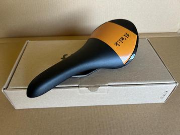 fizik Aliante R3 extralicht carbon zadel in nieuwstaat beschikbaar voor biedingen