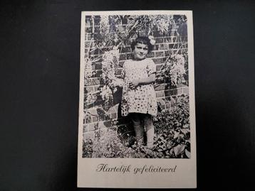 Meisje bij goudenregen boom, strik in haar, gelopen, 1937. beschikbaar voor biedingen