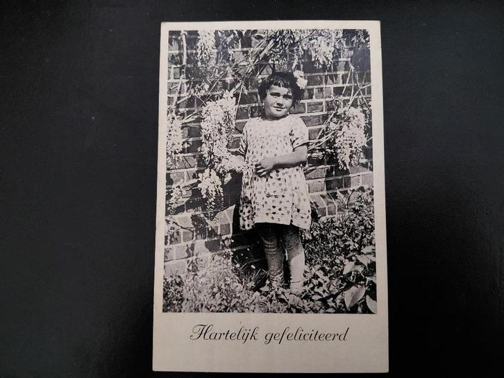 Meisje bij goudenregen boom, strik in haar, gelopen, 1937., Verzamelen, Ansichtkaarten | Themakaarten, Gelopen, 1920 tot 1940