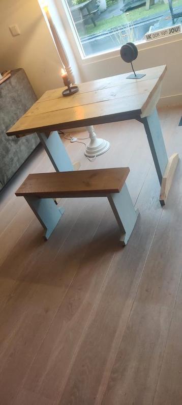 Kinderbureau met bankje beschikbaar voor biedingen