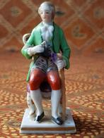 Mooi antiek beeldje uit Oostenrijk van man op een stoel.