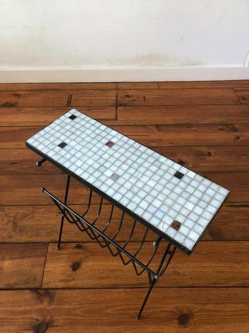 Prachtige vintage lectuurtafel / bijzettafel, vintage design beschikbaar voor biedingen