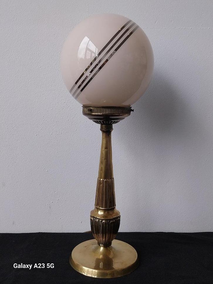 Art Deco tafellamp roze opaline bol en messing voet 55 cm, Antiek en Kunst, Antiek | Lampen, Ophalen of Verzenden