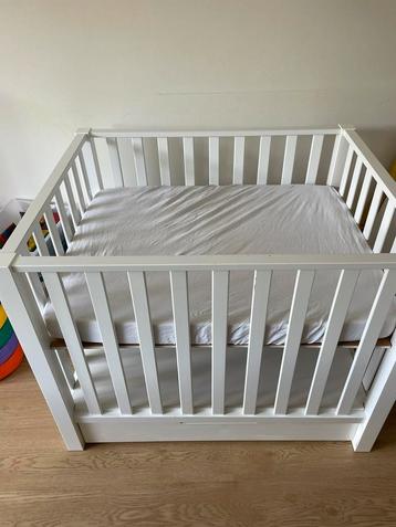 Bopita box met lade, matras en twee boxkleden beschikbaar voor biedingen