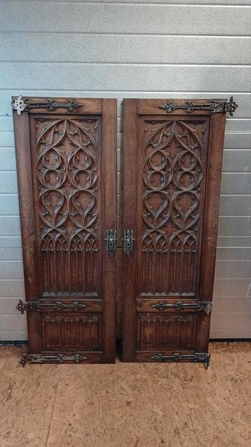 Houten kastdeurtjes met handgesneden decoratie beschikbaar voor biedingen