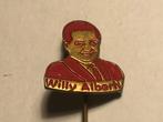 Metalen WILLY ALBERTI ZANGER Speld (Rood/Messingkleur)., Verzamelen, Verzenden, Zo goed als nieuw, Figuurtje, Speldje of Pin