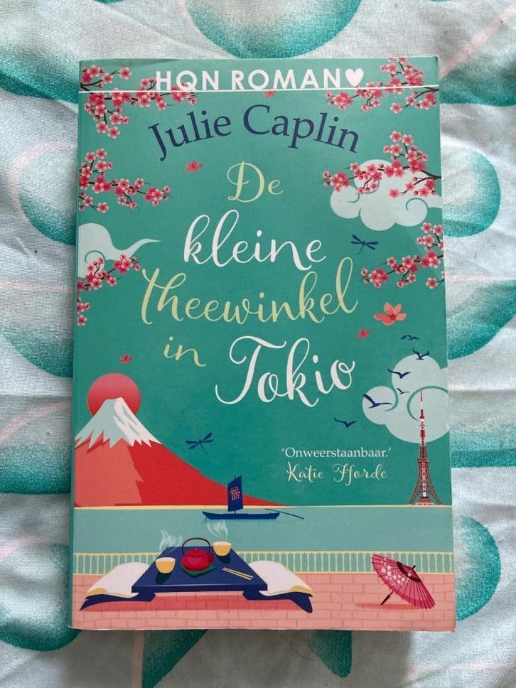Julie Caplin De kleine theewinkel in Tokio 1e druk 2022, Boeken, Romans, Zo goed als nieuw, Europa overig, Ophalen of Verzenden