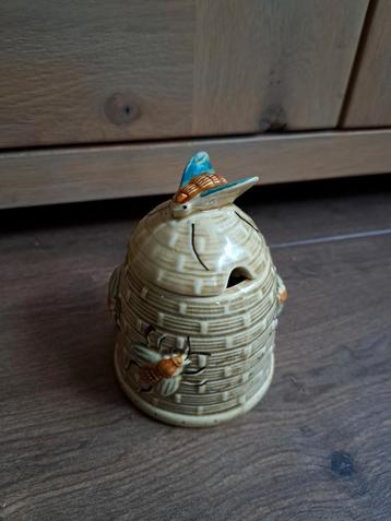 Vintage honingpot in de vorm van een bijenkorf beschikbaar voor biedingen
