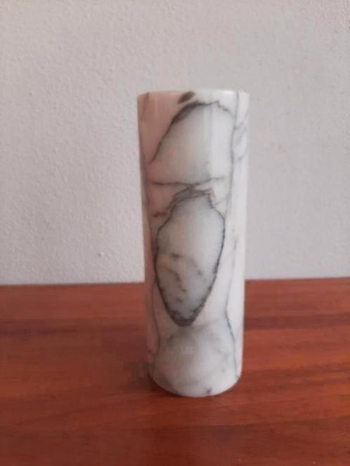 Prachtige vintage vaas van carrara wit marmer, Huis en Inrichting, Woonaccessoires | Vazen, Zo goed als nieuw, Wit, Minder dan 50 cm