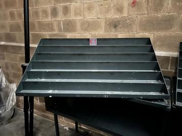 Tafels voor offerlichtjes beschikbaar voor biedingen