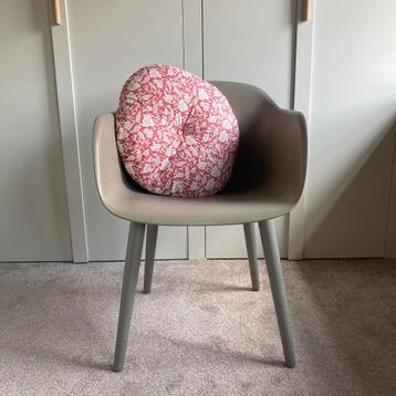 Muuto fiber eetkamerstoel taupe met houten onderstel beschikbaar voor biedingen