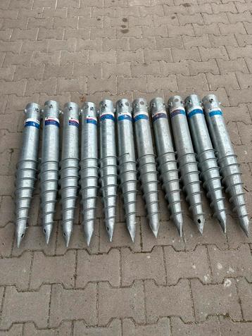 11 schroefpalen 89x800 met montageplaten beschikbaar voor biedingen