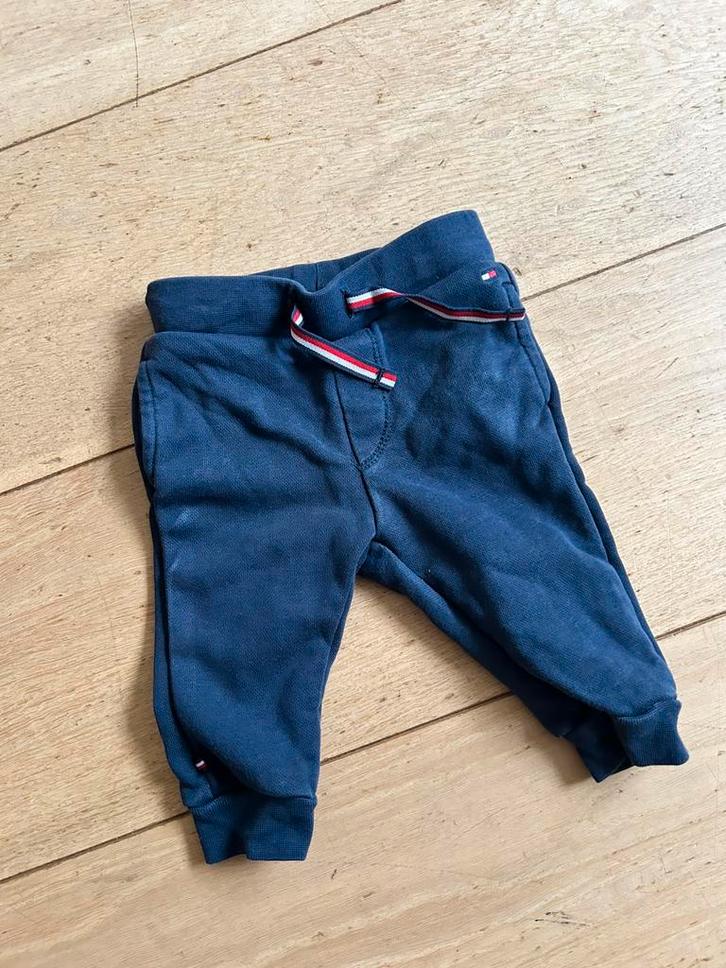 Tommy Hilfiger blauw joggingbroek, Kinderen en Baby's, Babykleding | Maat 62, Zo goed als nieuw, Jongetje, Broekje, Ophalen of Verzenden