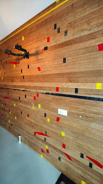 Unieke vintage gymzaalvloer hout vloer planken sportzaal beschikbaar voor biedingen