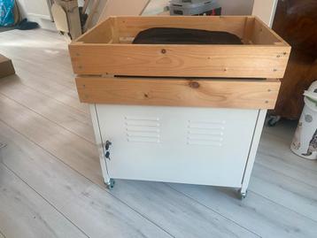 Metalen Lockerkastje met Houten Kattenmand beschikbaar voor biedingen