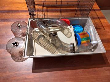 Luxe hamsterkooi met verdiepingen en speeltjes  beschikbaar voor biedingen