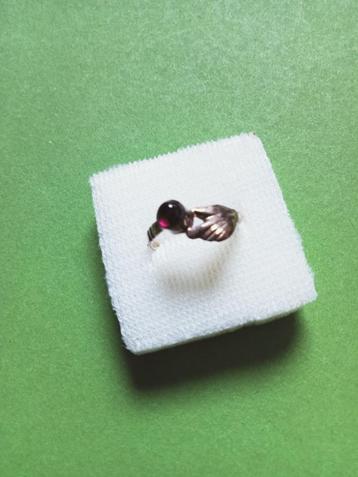 Mooie Fijne Zilveren Ring - Handje met klein rond Granaatje beschikbaar voor biedingen