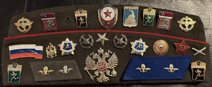 Russische (militaire) metalen spelden op een baret gezet, Verzamelen, Speldjes, Pins en Buttons, Zo goed als nieuw, Speldje of Pin