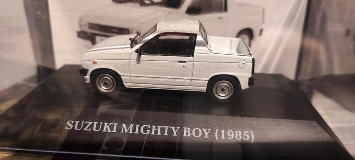 Suzuki Mighty Boy 1985 wit 1:43 in vitrinedoosje, Hobby en Vrije tijd, Modelauto's | 1:43, Nieuw, Auto, Overige merken, Ophalen of Verzenden