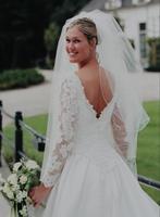 Witte trouwjurk met kant, V-rug en sleep, Ophalen of Verzenden, Zo goed als nieuw, Wit, Trouwjurk