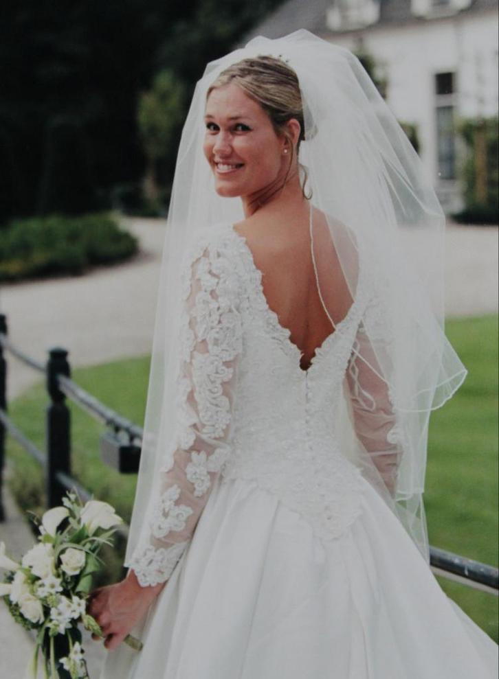 Witte trouwjurk met kant, V-rug en sleep, Kleding | Dames, Trouwkleding en Trouwaccessoires, Zo goed als nieuw, Trouwjurk, Wit