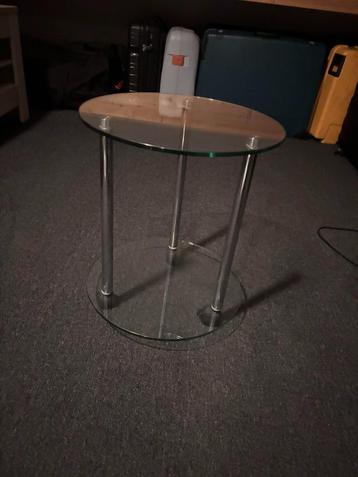 glazen tafel beschikbaar voor biedingen