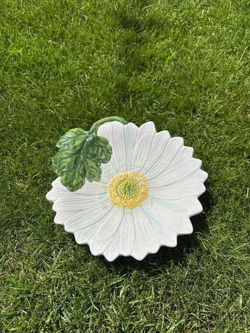 Mooi bord met bloem beschikbaar voor biedingen