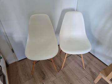 2 witte eetkamerstoelen eitje model beschikbaar voor biedingen