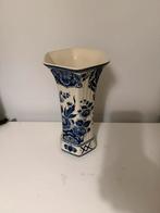 Delfts Blauwe Vaas met Bloemenmotief, Antiek en Kunst, Antiek | Vazen, Ophalen of Verzenden
