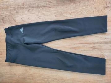 Sportlegging Adidas mt 140 beschikbaar voor biedingen