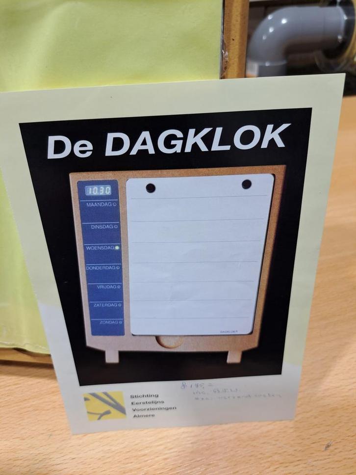 De Dagklok - Nieuwstaat, Huis en Inrichting, Woonaccessoires | Klokken, Nieuw, Wekker of Tafelklok, Analoog, Ophalen of Verzenden
